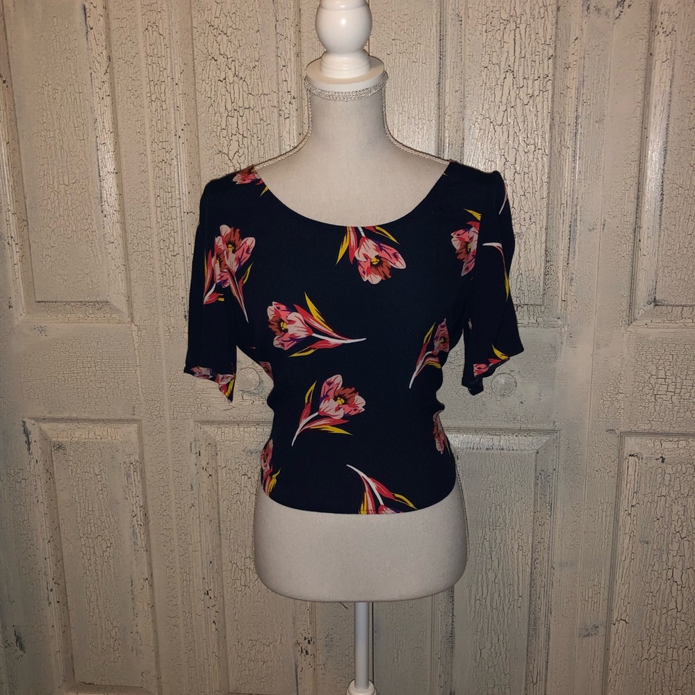 Express open back baby floral blouse. Size medium